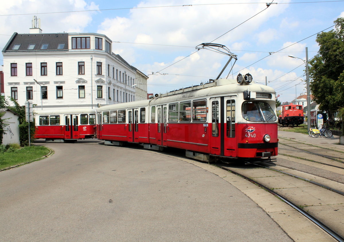 Wien Wiener Linien SL 30 (E1 4740 + c4 1301) Floridsdorf (21. (XXI) Bezirk), Stammersdorf, Bahnhofplatz am 25. Juli 2016. - Der Gelenktriebwagen E1 4740 wurde 1971 von SGP geliefert; den Beiwagen c4 1301 lieferte Rotax 1974. 