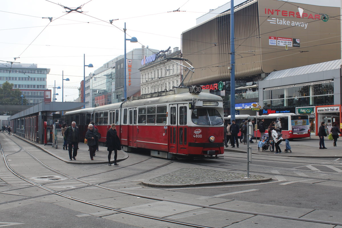 Wien Wiener Linien SL 30 (E1 4800) XXI, Floridsdorf, Franz-Jonas-Platz / Schloßhofer Straße am 21. Oktober 2016.