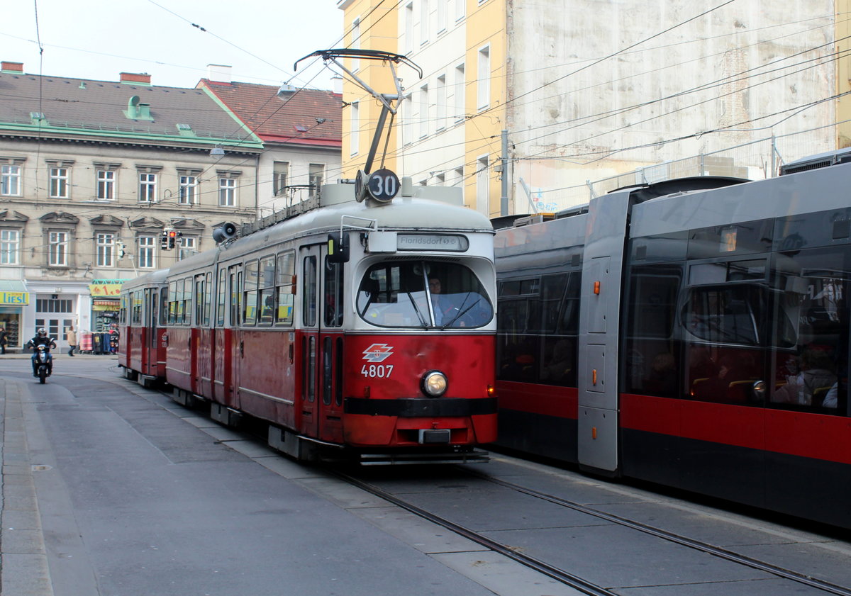 Wien Wiener Linien SL 30 (E1 4807) XXI, Floridsdorf, Schloßhofer Straße am 21. Oktober 2016.