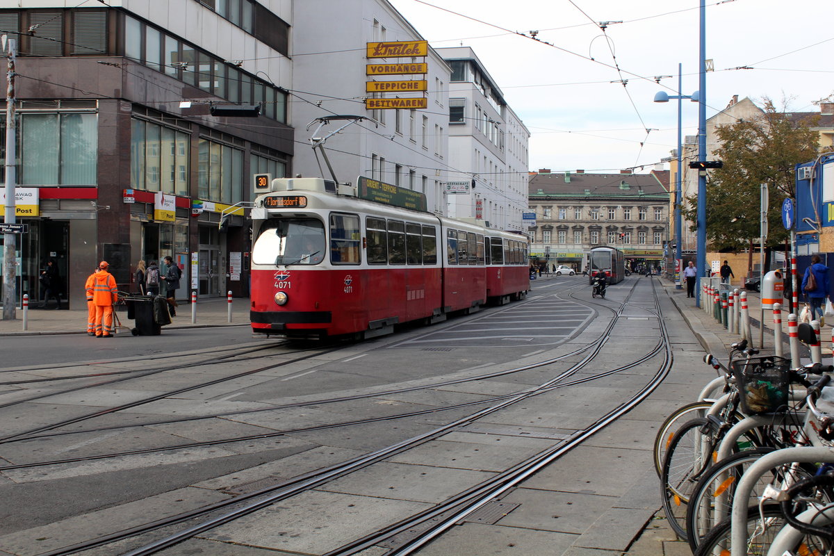 Wien Wiener Linien SL 30 (E2 4071 (SGP 1987)) XXI, Floridsdorf, Schloßhofer Straße / Franz-Jonas-Platz am 21. Oktober 1971.