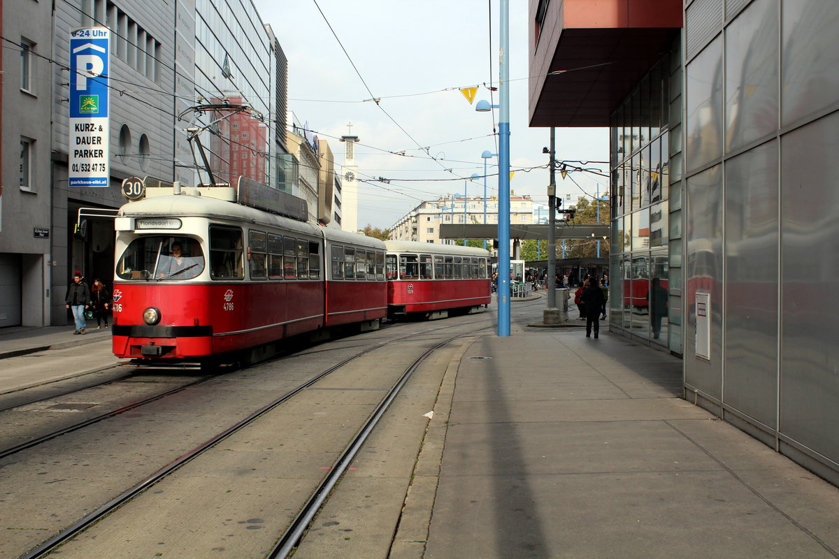 Wien Wiener Linien SL 30 (E1 4786 + c4 1328) XXI, Floridsdorf, Schöpfleuthnergasse am 21. Oktober 2016. - Benannt wurde die Schöpfleuthnergasse nach Johann Schöpfleuthner (1827 - 1896), der 1867 - 1875 und 1882 - 1896 Gemeinderat in Floridsdorf war.