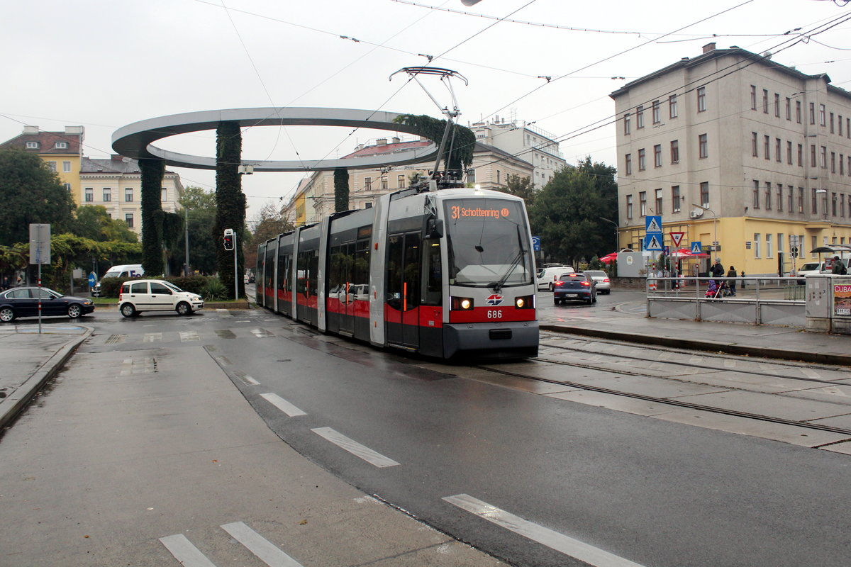 Wien Wiener Linien SL 31 (B 686) XX, Brigittenau, Gaußplatz / II, Leopoldstadt, Obere Augartenstraße am 18. Oktober 2016. 