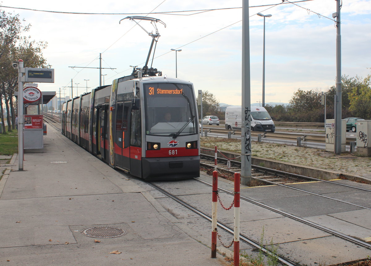 Wien Wiener Linien SL 31: Am Nachmittag des 21. Oktober 2016 hält der ULF B 681 an der Hst.
Floridsdorfer Brücke auf der Donauinsel.