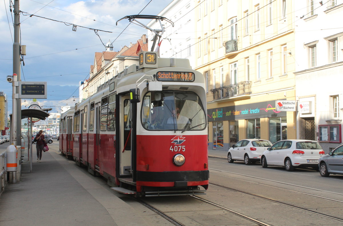 Wien Wiener Linien SL 31 (E2 4075 + c5 14xx) XXI, Floridsdorf, Brünner Straße / Peitlgasse / Floridsdorfer Markt (Hst. Floridsdorfer Markt) am 12. Mai 2017.