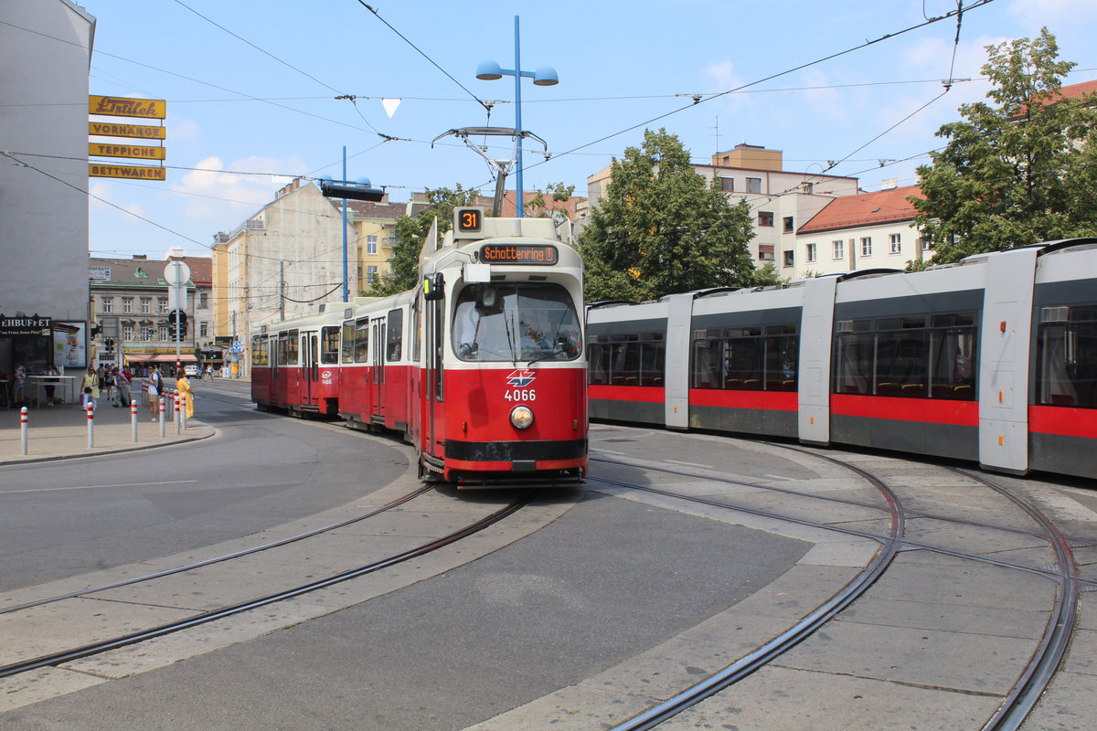 Wien Wiener Linien SL 31 (E2 4066 + c5 1466) XXI, Floridsdorf, Schloßhofstraße / Franz-Jonas-Platz am 25. Juli 2016.