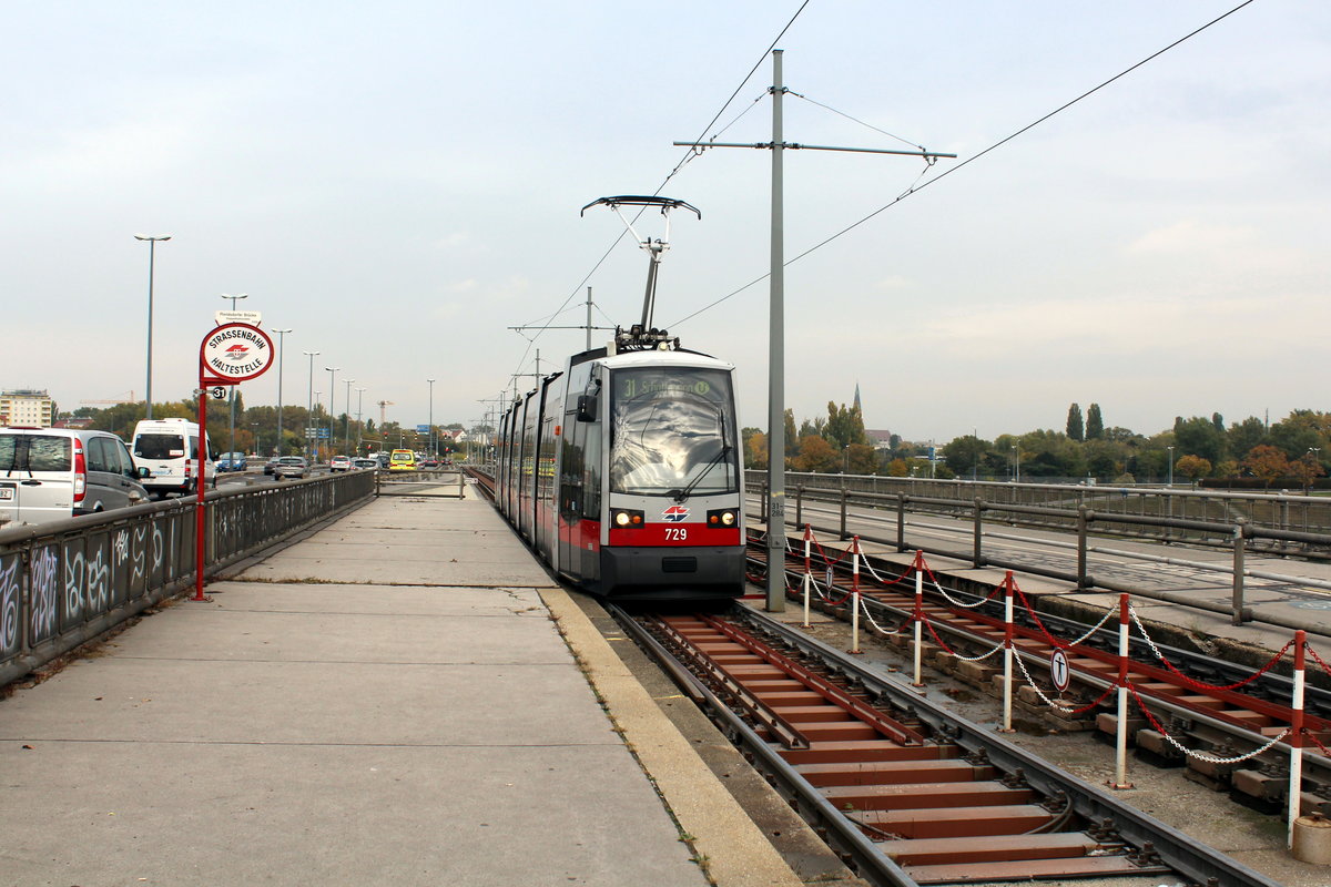 Wien Wiener Linien SL 31: Der ULF B 729, der in Richtung Schottenring fährt, erreicht am Nachmittag des 21. Oktober 2016 die Haltestelle Floridsdorfer Brücke auf der Doanuinsel.