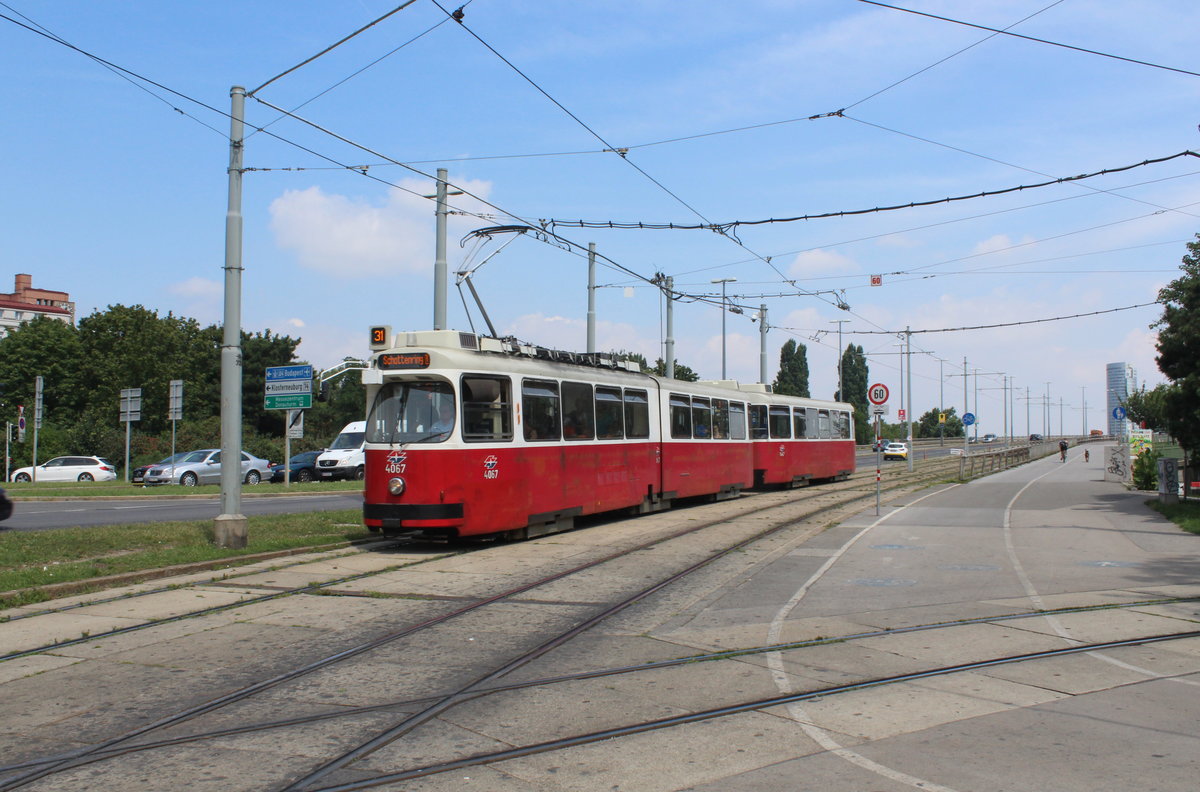 Wien Wiener Linien SL 31: E2 4067 + c5 1467 erreichen am 25. Juli 2016 den Friedrich-Engels-Platz im 20. Bezirk, Brigittenau.