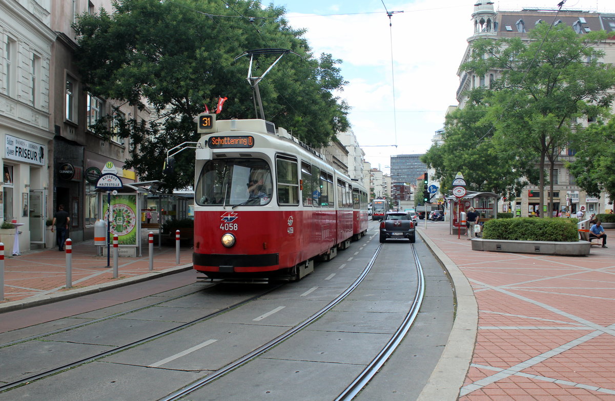 Wien Wiener Linien SL 31 (E2 4058 + c5 1458) XX, Brigittenau, Jägerstraße / Wallensteinplatz. - Noch einen Monat wird die SL 31 wegen Gleisbauarbeiten in der Klosterneuburger Straße über die Jägerstraße fahren. Ab dem 4. September d.J. wird der 31er seine normale Linienstrecke durch die Klosterneuburger Straße und die Wexstraße wieder bedienen.