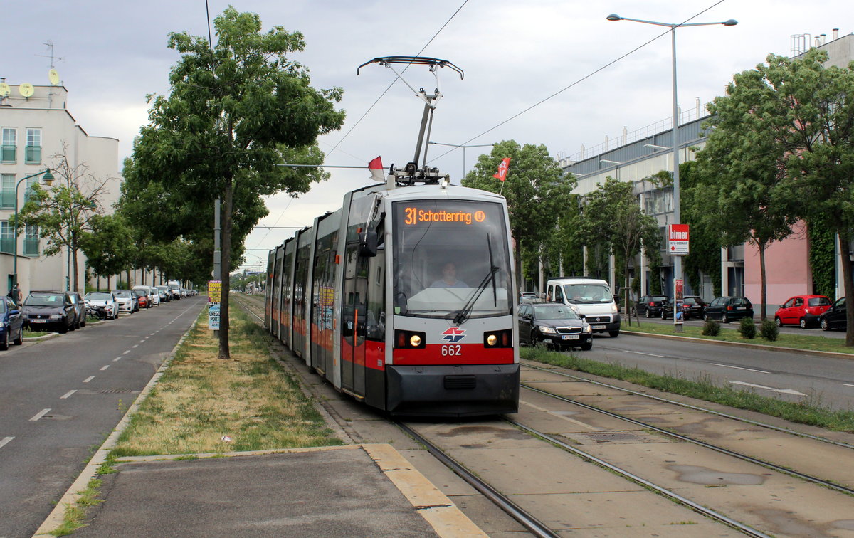 Wien Wiener Linien SL 31: Der ULF B 662 erreicht die Hst. Empergergasse in der Brünner Straße (im 21. Bezirk, Floridsdorf).