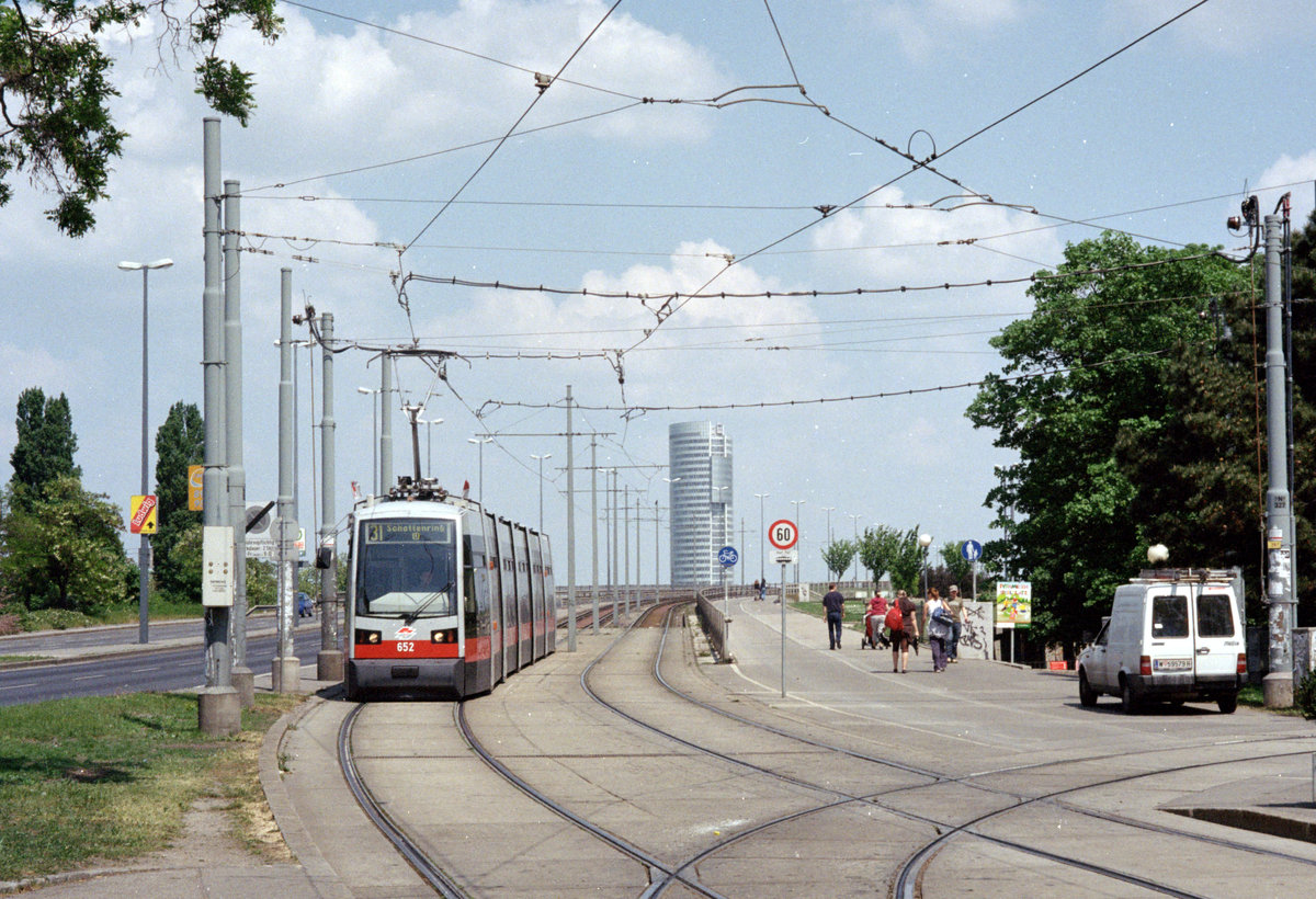 Wien Wiener Linien SL 31 (B 652) XX, Brigittenau, Friedrich-Engels-Platz / Floridsdorfer Brücke am 3. Mai 2009. - Scan von einem Farbnegativ. Film: Kodak Gold 200. Kamera: Leica C2.