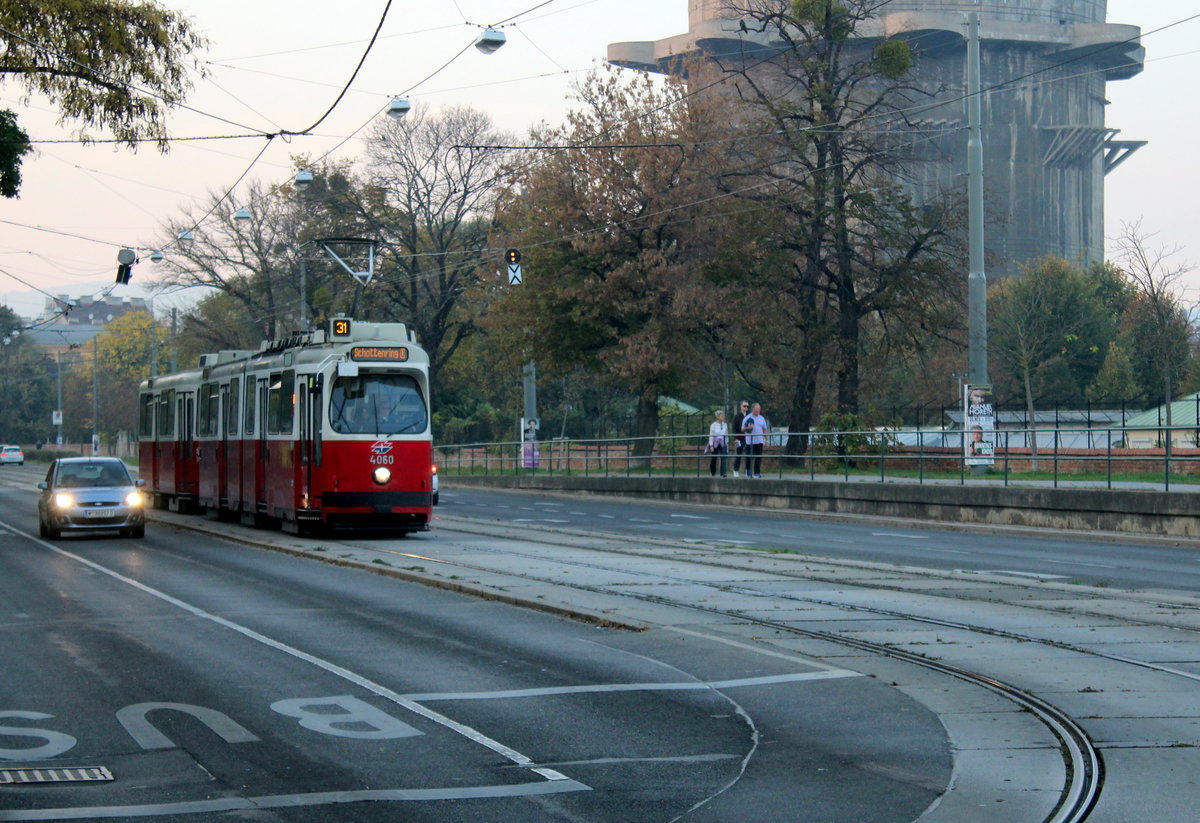 Wien Wiener Linien SL 31 (E2 4060 + c5 1460) II, Leopoldstadt, Obere Augartenstraße / Untere Augartenstraße am 18. Oktober 2017. - Rechts im Bild sieht man einen Teil eines Flakturms aus dem Zweiten Weltkrieg. Dieser Turm ist der eine von zwei Flaktürmen, die als Relikte des Krieges im 52 ha großen Augarten stehen geblieben sind. In diesem schönen Park, der im 17. Jh. als kaiserlicher Lustgarten angelegt und 1775 der Wiener Bevölkerung als öffentlicher Park freigegeben wurde, befinden sich u.a. auch das Augartenpalais mit dem Sitz der Wiener Sängerknaben und das Schloss Augarten mit der Wiener Porzellanmanufaktur.