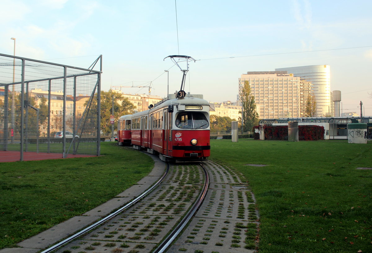Wien Wiener Linien SL 31 (E1 4795 + c4 1342) I, Innere Stadt, Franz-Josefs-Kai am 18. Oktober 2017.