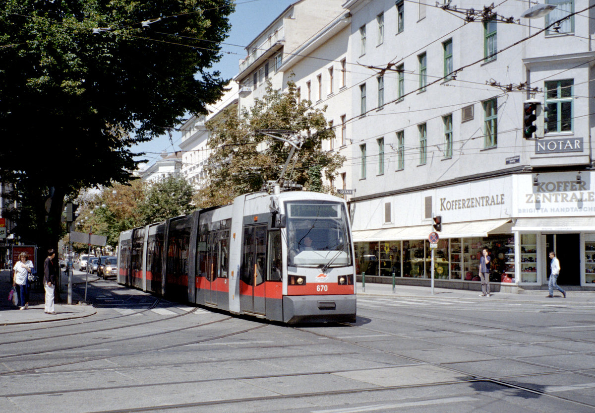 Wien Wiener Linien SL 31 (B 670) XX, Brigittenau, Klosterneuburger Straße / Wallensteinstraße am 4. August 2010. - Scan eines Farbnegativs. Film: Kodak FB 200-7. Kamera: Leica C2.