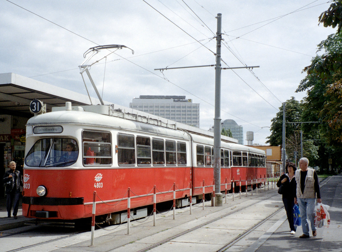 Wien Wiener Linien SL 31 (E1 4803 + c4 1345) I, Innere Stadt, Haltestelle Schottenring (Einstieg) am 6. August 2010. - Scan eines Farbnegativs. Film: Kodak FB 200-7. Kamera: Leica C2.
