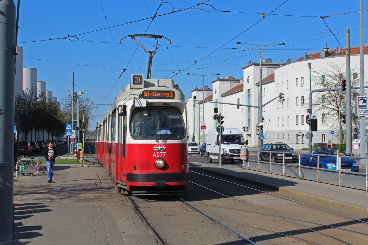 Wien Wiener Linien SL 31 (E2 4077) XXI, Floridsdorf, Großjedlersdorf, Brünner Straße / Hanreitergasse am 20. April 2018.