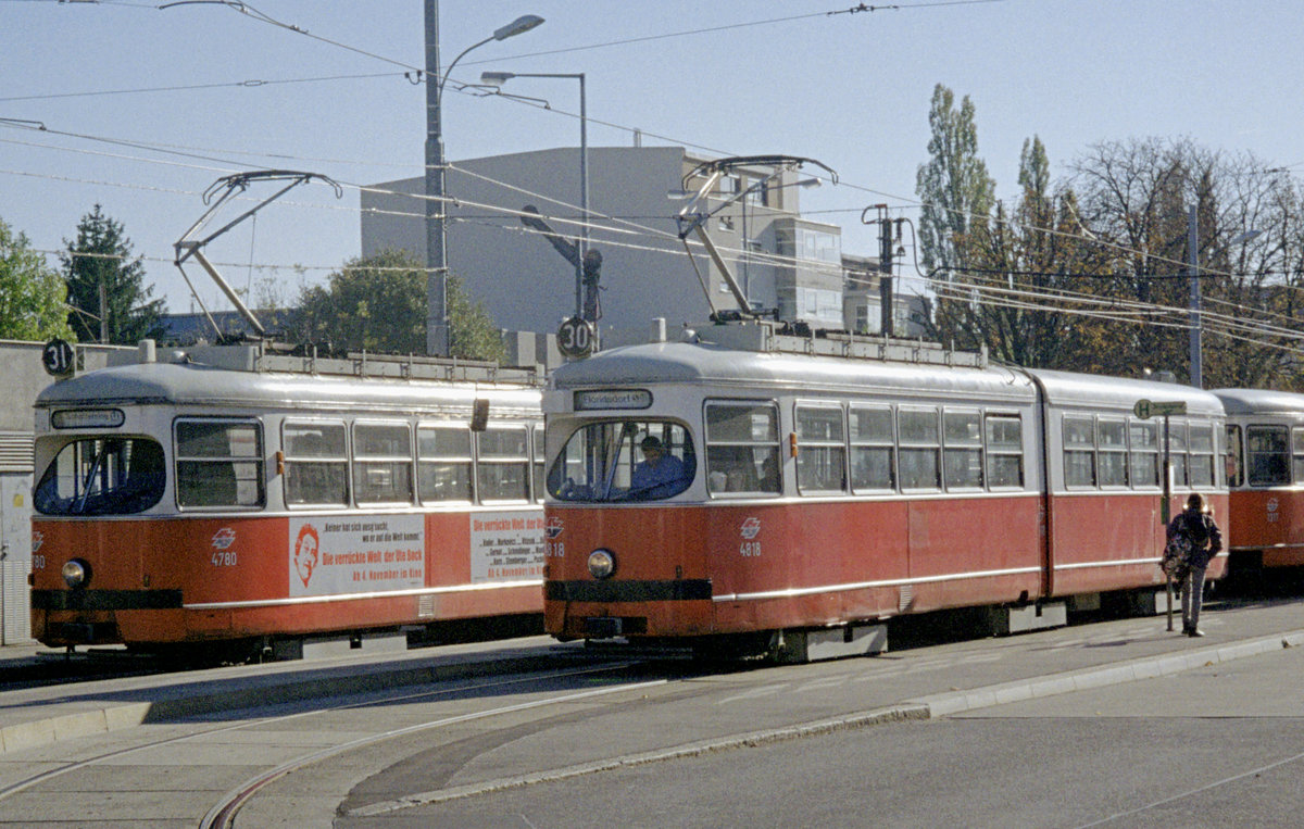 Wien Wiener Linien SL 31 (E1 4780) / SL 31 (E1 4818 + c4 1317) XXI, Floridsdorf, Stammersdorf, Bahnhofplatz am 22. Oktober 2010. - Scan eines Farbnegativs. Film: Kodak Advantix 200-2. Kamera: Leica C2.