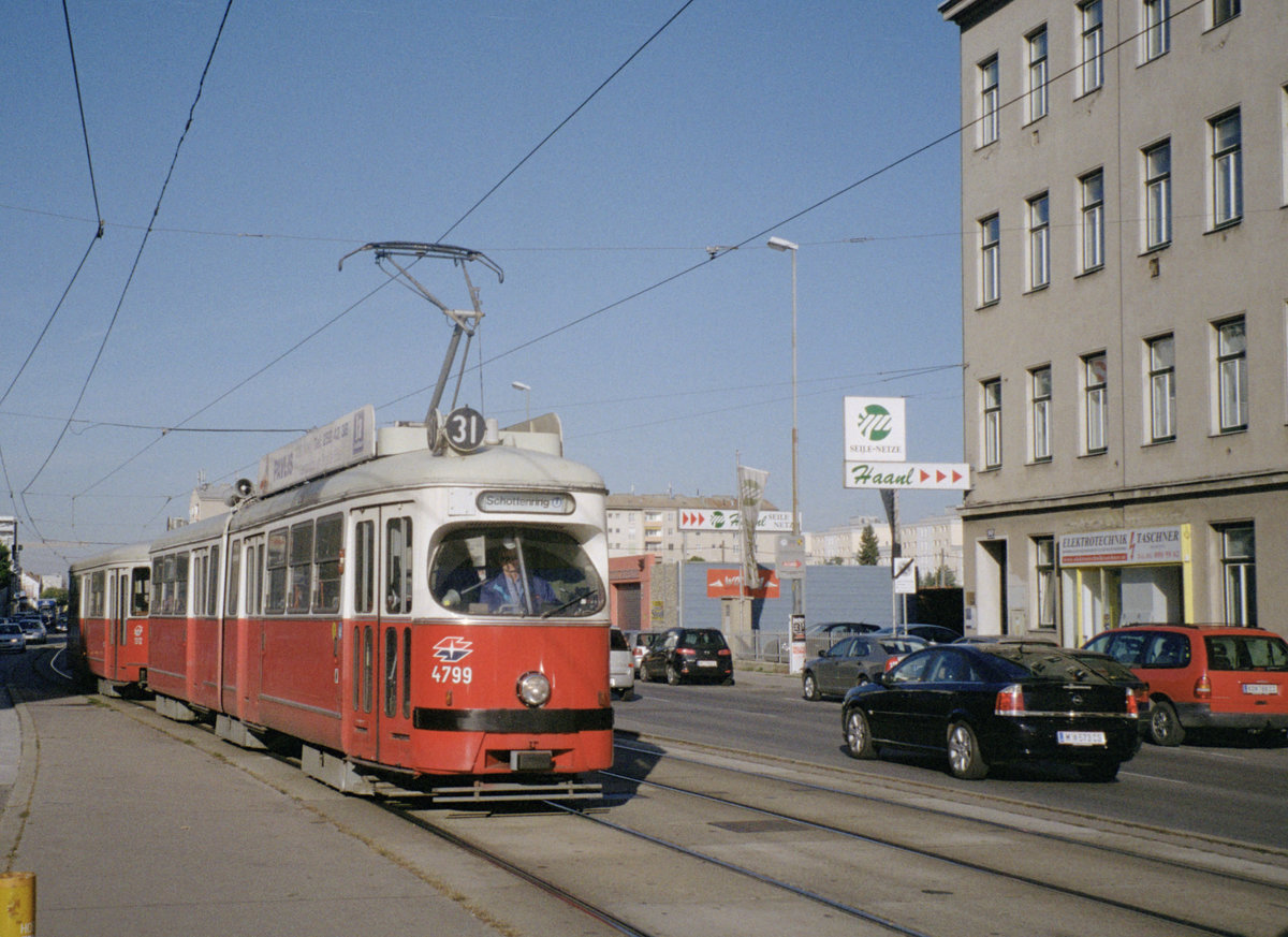 Wien Wiener Linien SL 31 (E1 4799 + c4 1312) XXI, Floridsdorf, Großjedlersdorf, Brünner Straße am 22. Oktober 2010. - Scan eines Farbnegativs. Film: Kodak Advantix 200-2. Kamera: Leica C2.