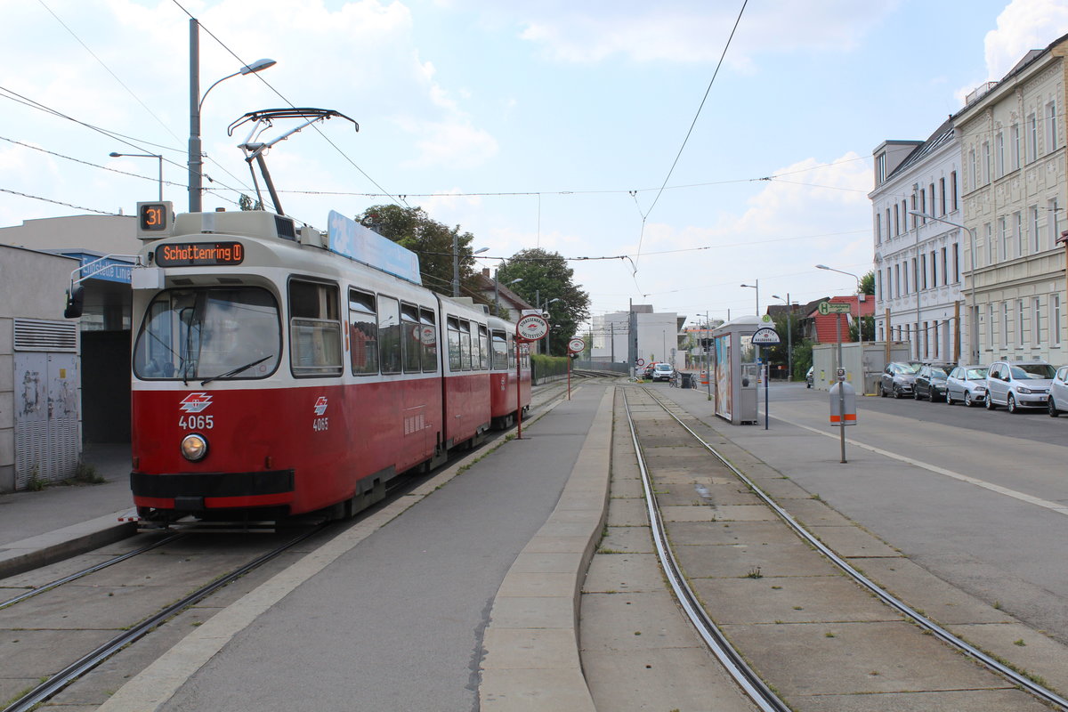 Wien Wiener Linien SL 31 (E2 4065 (SGP 1986) + c5 1454 (Bombardier-Rotax 1980)) XXI, Floridsdorf, Stammersdorf, Bahnhofplatz (Endstation Stammersdorf) am 1. August 2018.