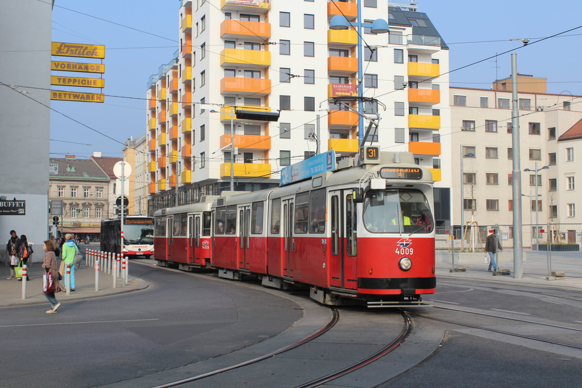 Wien Wiener Linien SL 31 (E2 4009 (SGP 1978) + c5 1409 (Bombardier-Rotax 1978)) XXI, Floridsdorf, Schloßhofer Straße / Franz-Jonas-Platz / ÖBB-Bahnhof Floridsdorf am 20. Oktober 2018.