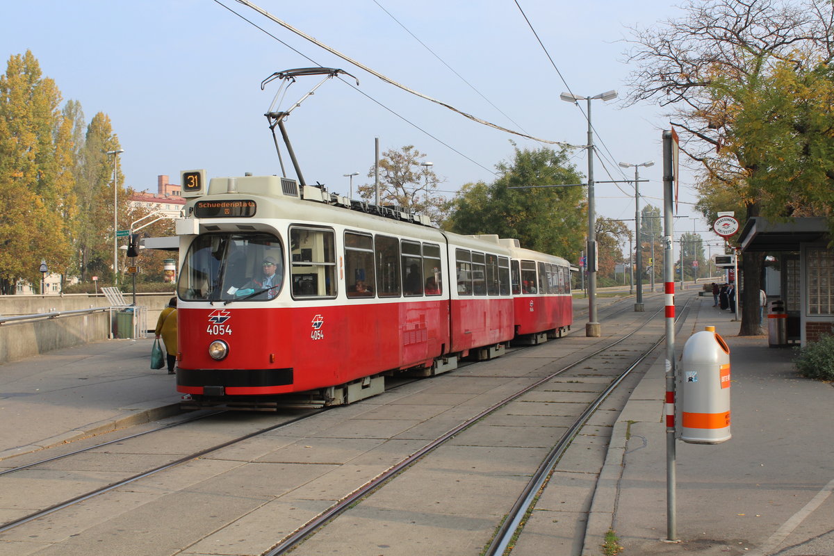 Wien Wiener Linien SL 31 (E2 4054 (SGP 1985) + c5 1454 (Bombardier-Rotax 1980)) XX, Brigittenau, Friedrich-Engels-Platz am 20. Oktober 2018. - Wegen Gleisbauarbeiten in der Kehrschleife an der Endstation Schottenring (Franz-Josefs-Kai / Schottenring) fahren die Züge der SL 31 z. Z. bis Schwedenplatz.