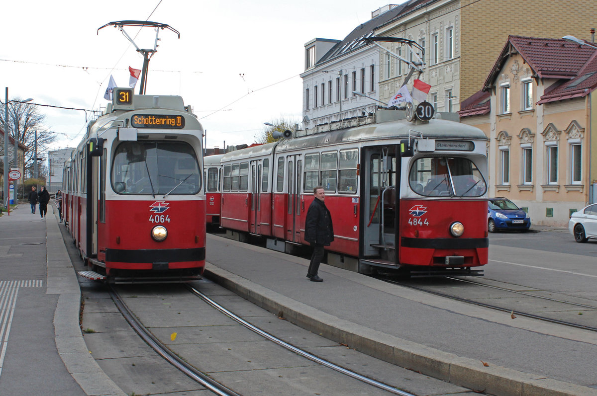 Wien Wiener Linien SL 31 (E2 4064 (SGP 1986)) / SL 30 (E1 4844 (SGP 1975) + c4 1312 (Bombardier-Rotax, vorm. Lohnerwerke, 1974)) XXI, Floridsdorf, Stammersdorf, Bahnhofplatz am 29. November 2019. 