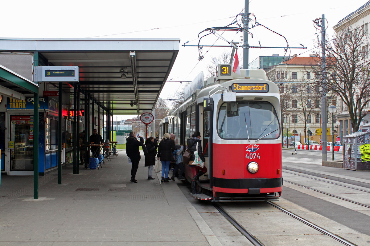 Wien Wiener Linien SL 31 (E2 4074 (SGP 1987)) I, Innere Stadt, Franz-Josefs-Kai / Schottenring (Endstation U-Bhf. Schottenring) am 30. November 2019.