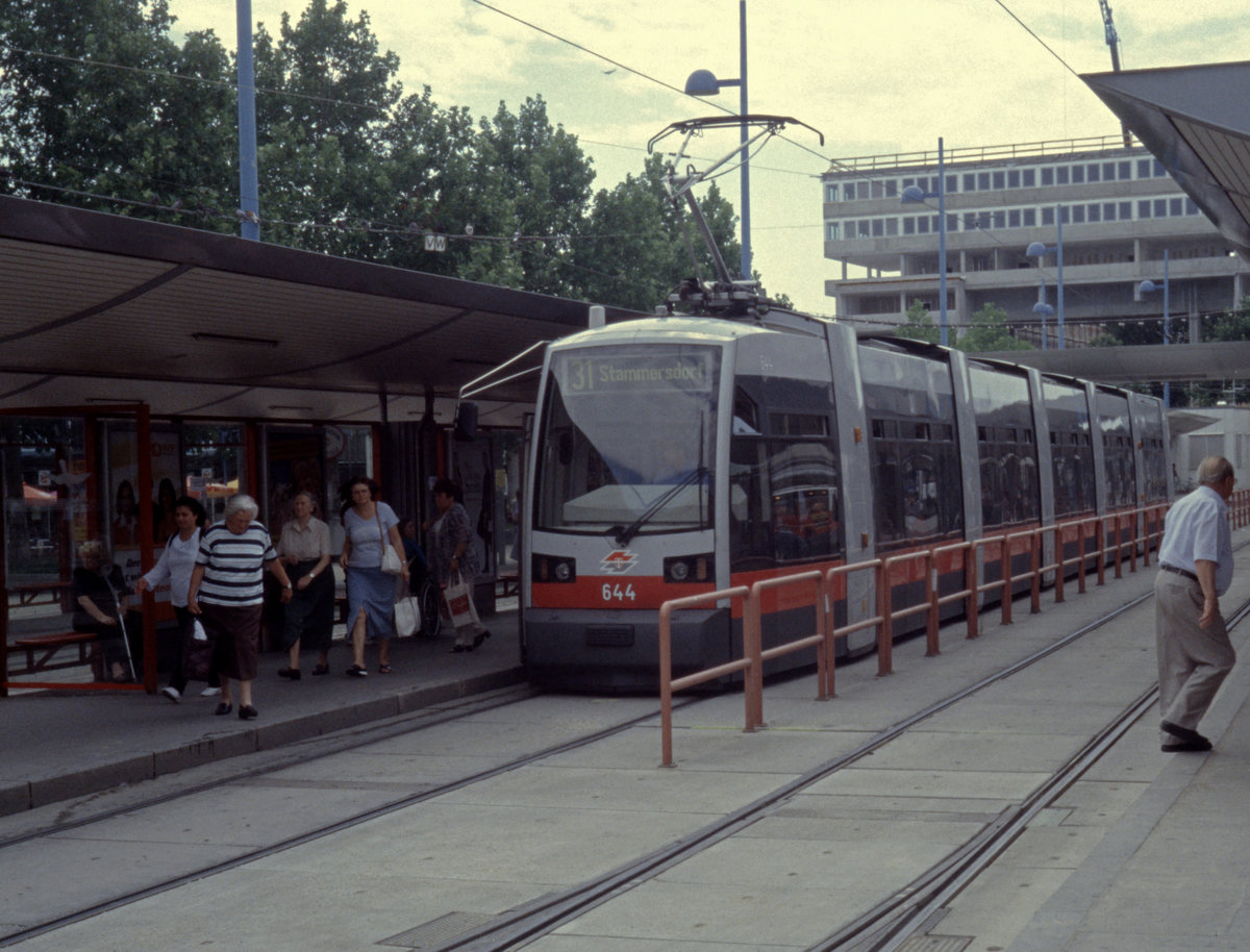 Wien Wiener Linien SL 31 (B 644) XXI, Floridsdorf, Franz-Jonas-Platz / S- und U-Bhf.  Floridsdorf im Juli 2005. - Scan eines Diapositivs. Film: Kodak Ektachrome. Kamera: Leica CL.