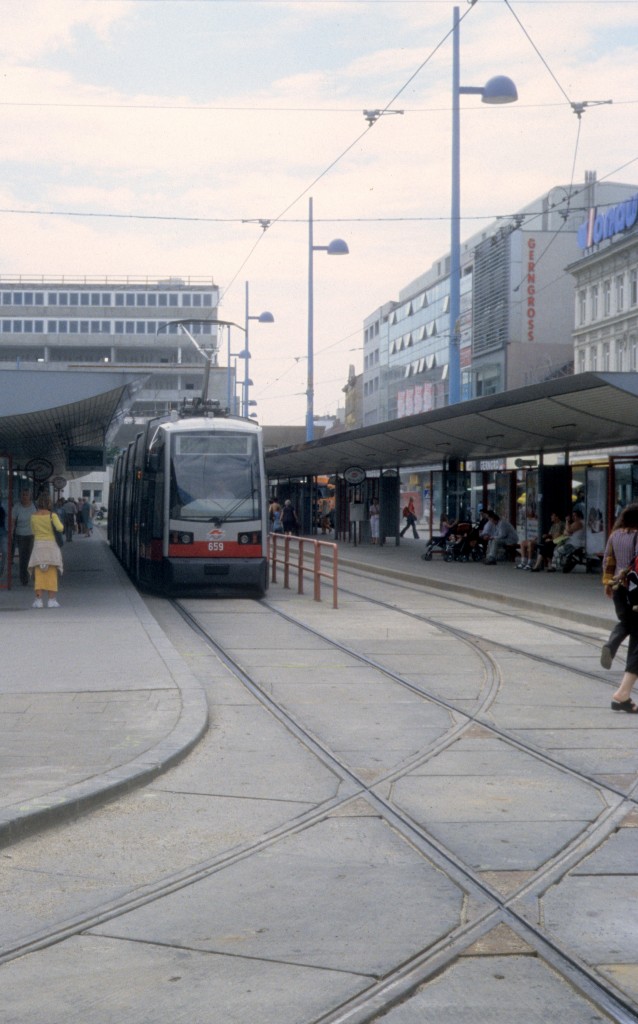 Wien Wiener Linien SL 31 (B 659) Floridsdorf, Franz-Jonas-Platz im Juli 2005.