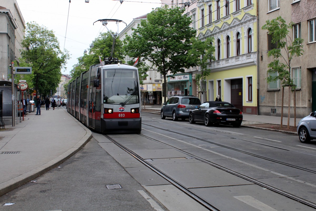 Wien Wiener Linien SL 31 (B 693) Hst. Klosterneuburger Strasse / Wallensteinstrasse am 2. Mai 2015.