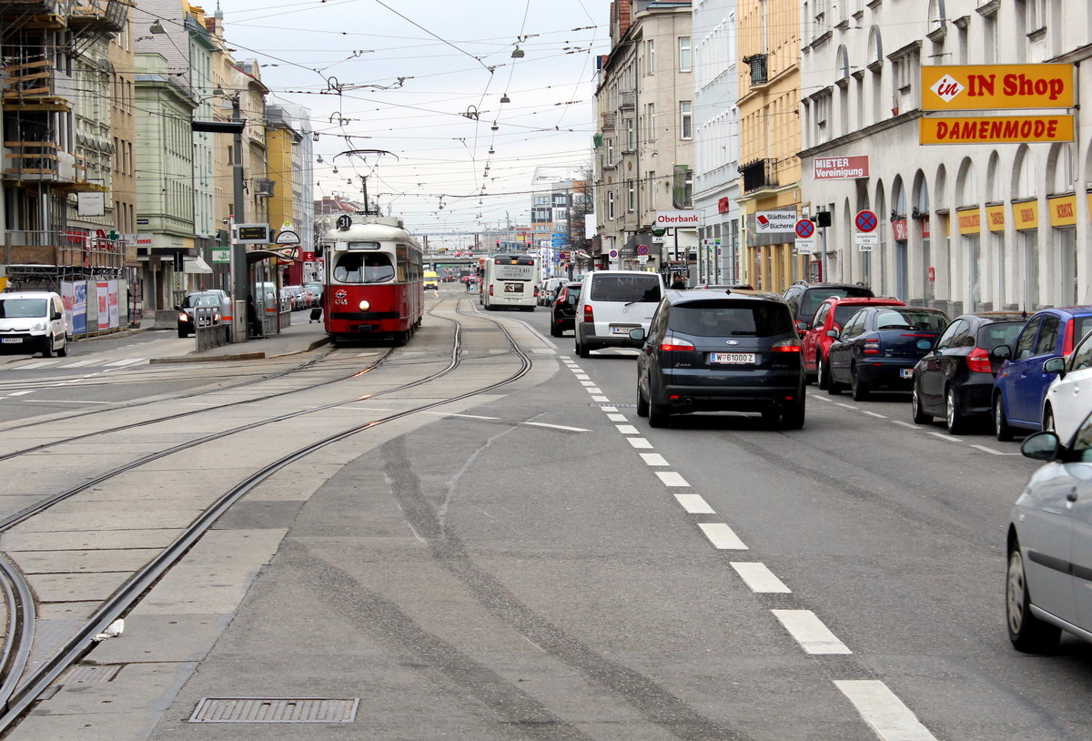 Wien Wiener Linien SL 31 (E1 4645) Floridsdorf, Brünner Straße / Peitlgasse (Hst. Floridsdorfer Markt) am 15. Februar 2016. - Peitlgasse, durch welche die Gleise, die nach links führen, zum Straßenbahnbetriebsbahnhof Floridsdorf führen, wurde 1910 nach dem ehemaligen Propst von Klosterneuburg, Leonhard Peitl (1846 - 1906), benannt. 