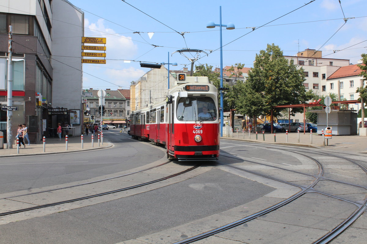 Wien Wiener Linien SL 31 (E2 4069 + c5 1462) Floridsdorf (XXI, 21. Bezirk), Schloßhofer Straße / Franz-Jonas-Platz am 25. Juli 2016.