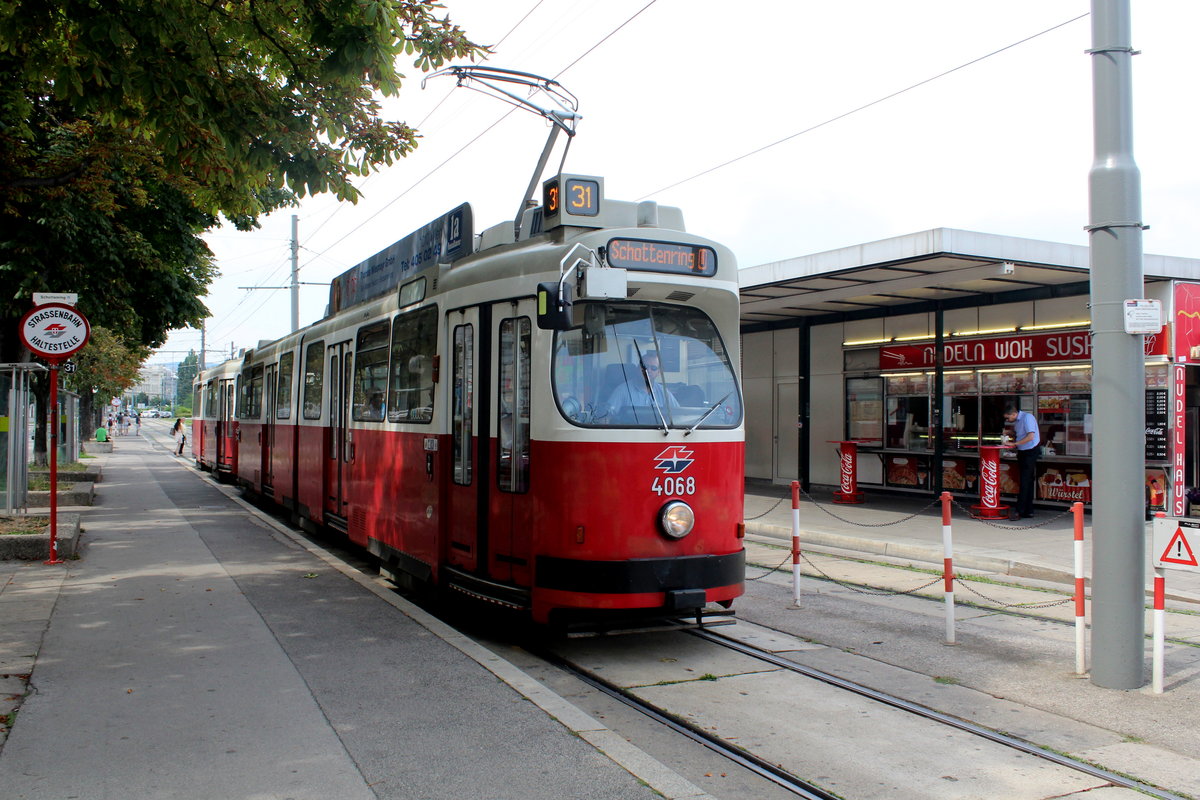 Wien Wiener Linien SL 31 (E2 4068) I, Innere Stadt, Franz-Josefs-Kai (Endstation U-Bahnstation Schottenring (Ausstiegstelle)) am 25. Juli 2016.