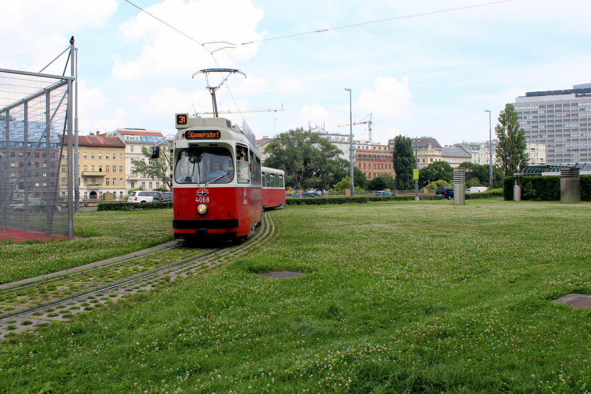 Wien Wiener Linien SL 31 (E2 4068) I, Innere Stadt, Franz-Josefs-Kai (Endstation U-Bahnstation Schottenring (Schleife)) am 25. Juli 2016. 