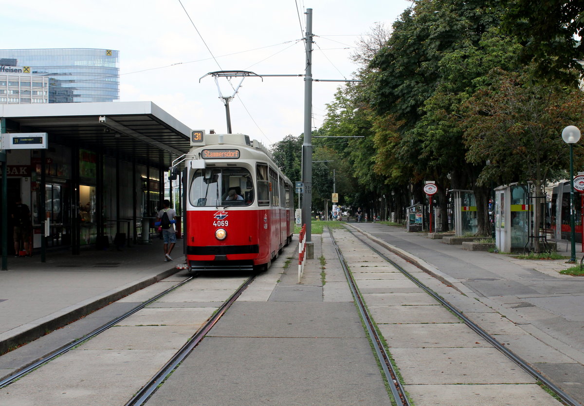 Wien Wiener Linien SL 31 (E2 4069 + c5 1462) I, Innere Stadt, Franz-Josefs-Kai / U-Bahnstation Schottenring (Endstation der SL 31, Einstiegstelle) am 25. Juli 2016.