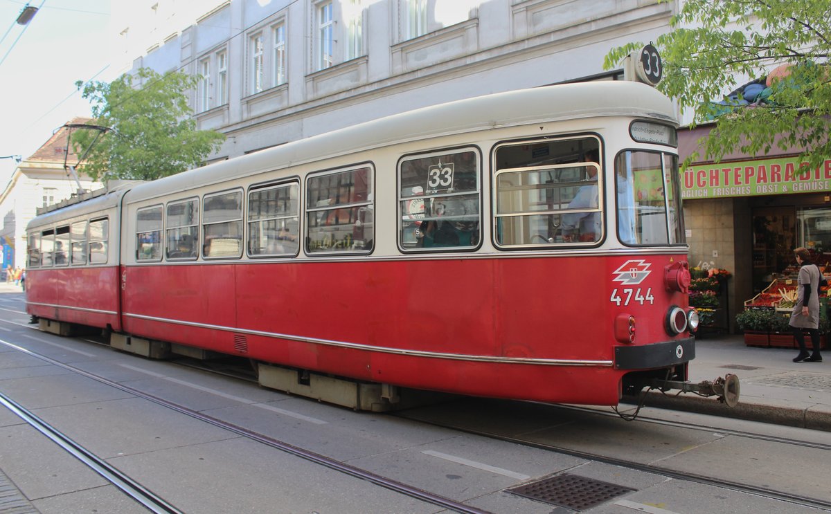 Wien Wiener Linien SL 33 (E1 4744) VIII, Josefstadt, Lange Gasse / Alser Straße (Hst. Lange Gasse) am 11. Mai 2017.