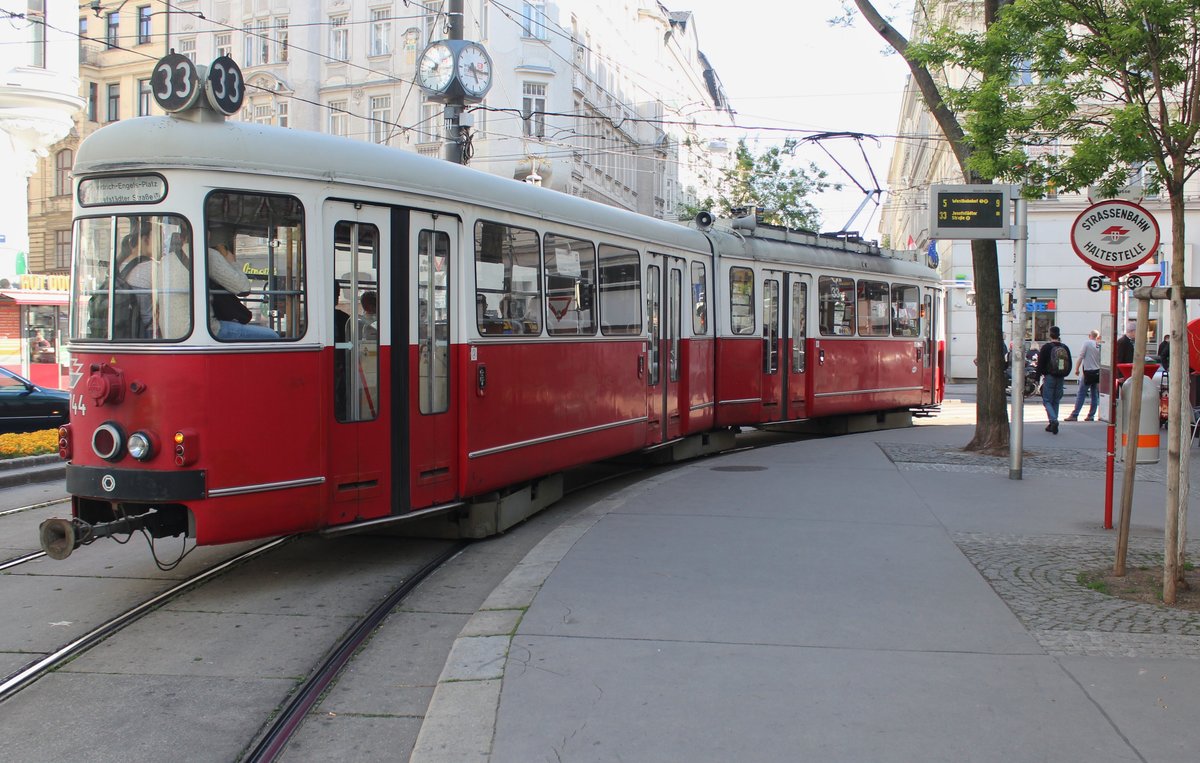 Wien Wiener Linien SL 33 (E1 4744) VIII, Josefstadt, Albertgasse / Josefstädter Straße / Josef-Matthias-Hauer-Platz (Hst. Albertgasse) am 11. Mai 2017.