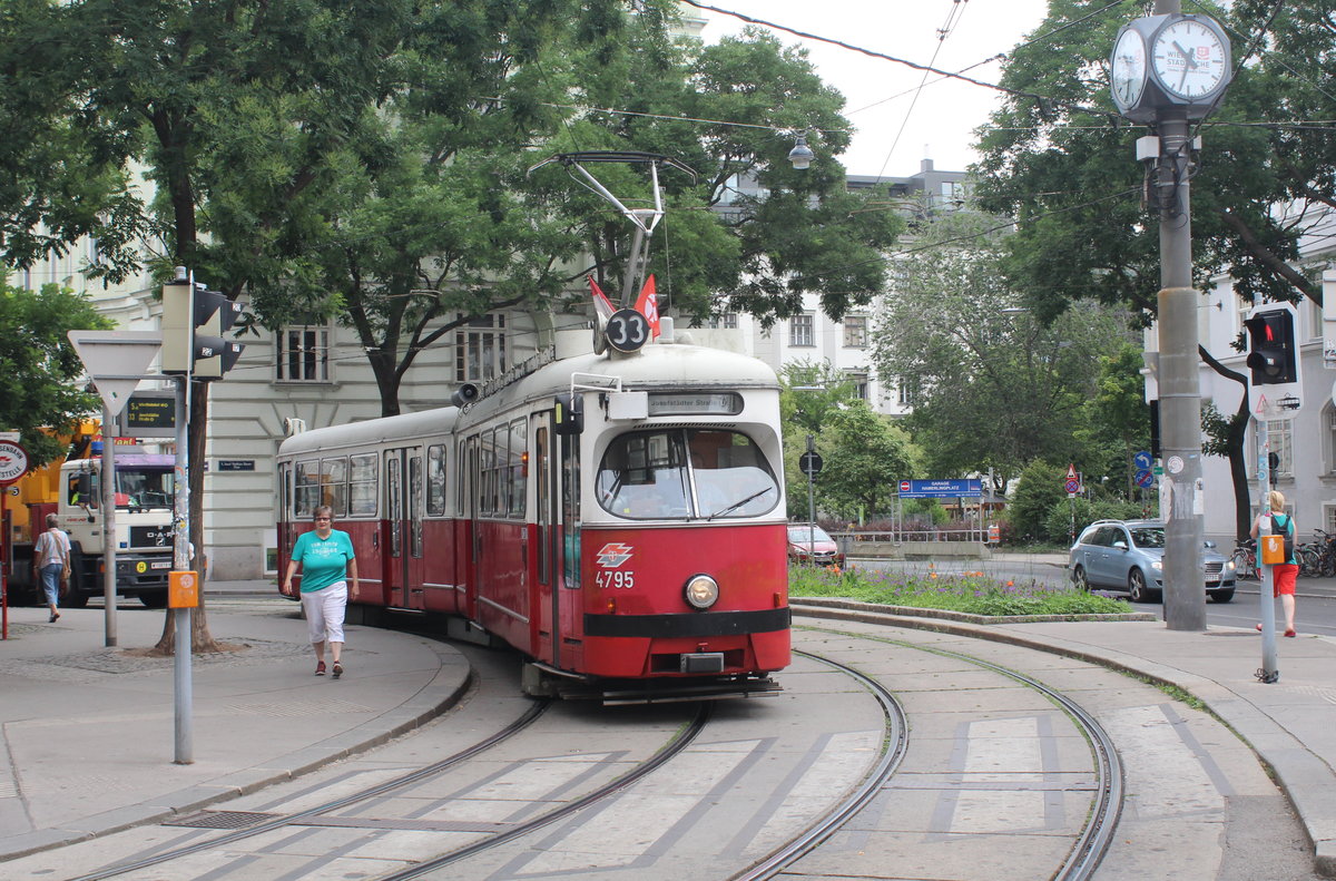 Wien Wiener Linien SL 33 (E1 4795) VIII, Josefstadt, Josef-Matthias-Hauer-Platz / Albertgasse / Josefstädter Straße (Hst. Albertgasse) am 27. Juni 2017.