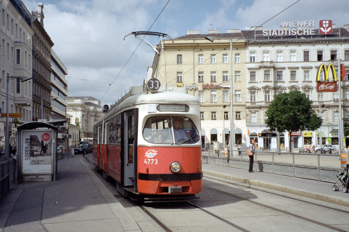 Wien Wiener Linien SL 33 (E1 4773) IX, Alsergrund, Alserbachstraße / Julius-Tandler-Platz / Porzellangasse (Hst. Franz-Josefs-Bahnhof) am 4. August 2010. - Scan von einem Farbnegativ. Film: Kodak 200-8. Kamera: Leica C2.
