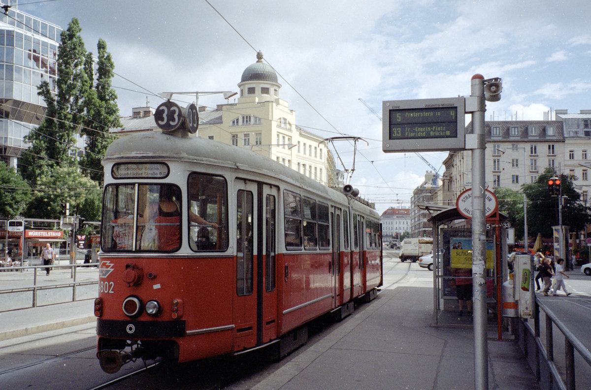 Wien Wiener Linien SL 33 (E1 4802) IX, Alsergrund, Alserbachstraße / Julius-Tandler-Platz (Hst. Franz-Josefs-Bahnhof) am 4. August 2010. - Scan von einem Farbnegativ. Film: Kodak 200-8. Kamera: Leica C2.