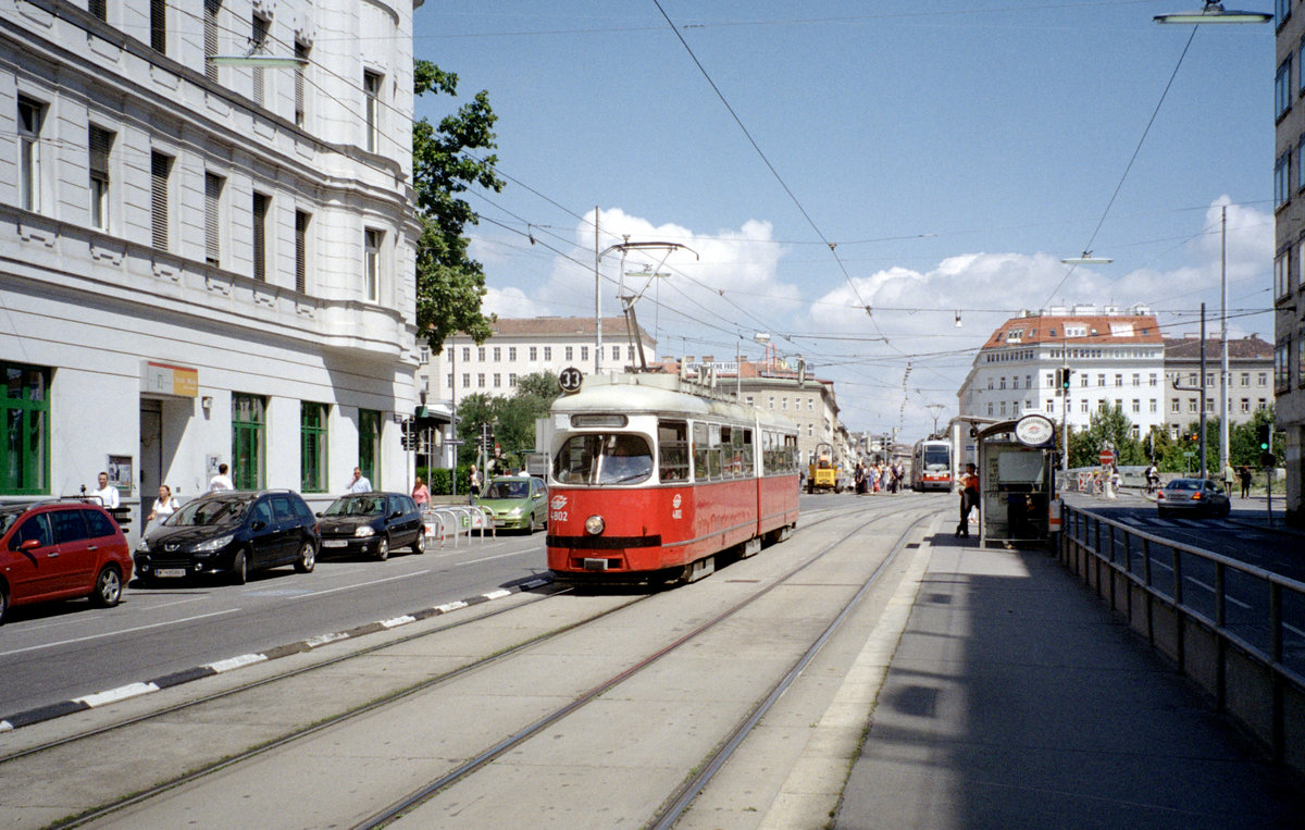 Wien Wiener Linien SL 33 (E1 4802) IX, Alsergrund, Alserbachstraße am 4. August 2010. - Scan eines Farbnegativs. Film: Kodak FB 200-7. Kamera: Leica C2.