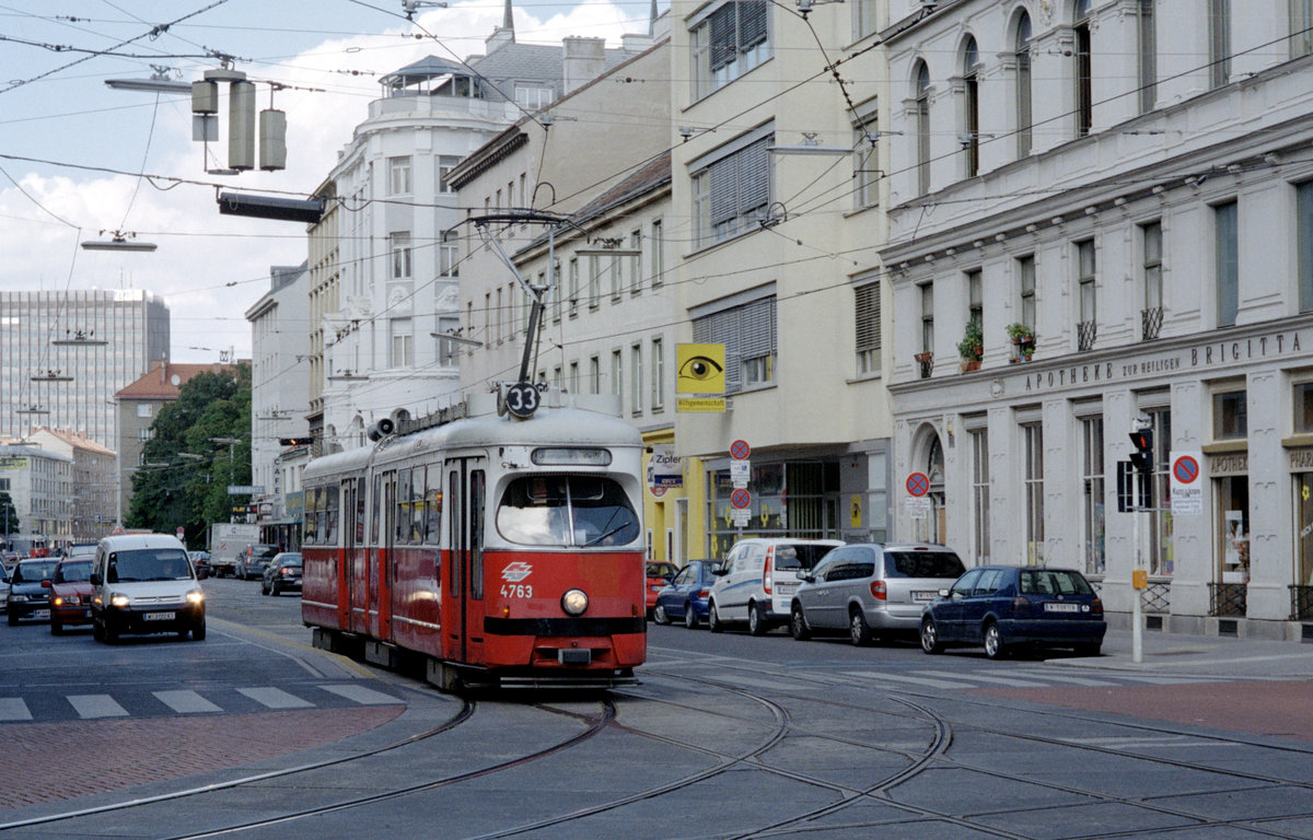 Wien Wiener Linien SL 33 (E1 4763) XX, Brigittenau, Jägerstraße / Wallensteinstraße / Wallensteinplatz am 4. August 2010. - Scan eines Farbnegativs. Film: Kodak FB 200-7. Kamera: Leica C2.