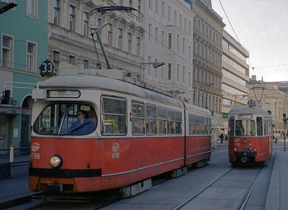 Wien Wiener Linien SL 33 (E1 4798) / SL 33 (E1 4790) IX, Alsergrund, Alserbachstraße / Julius-Tandler-Platz (Hst. Franz-Josefs-Platz) am 21. Oktober 2010. - Scan eines Farbnegativs. Film: Kodak Advantix 200-2. Kamera: Leica C2.