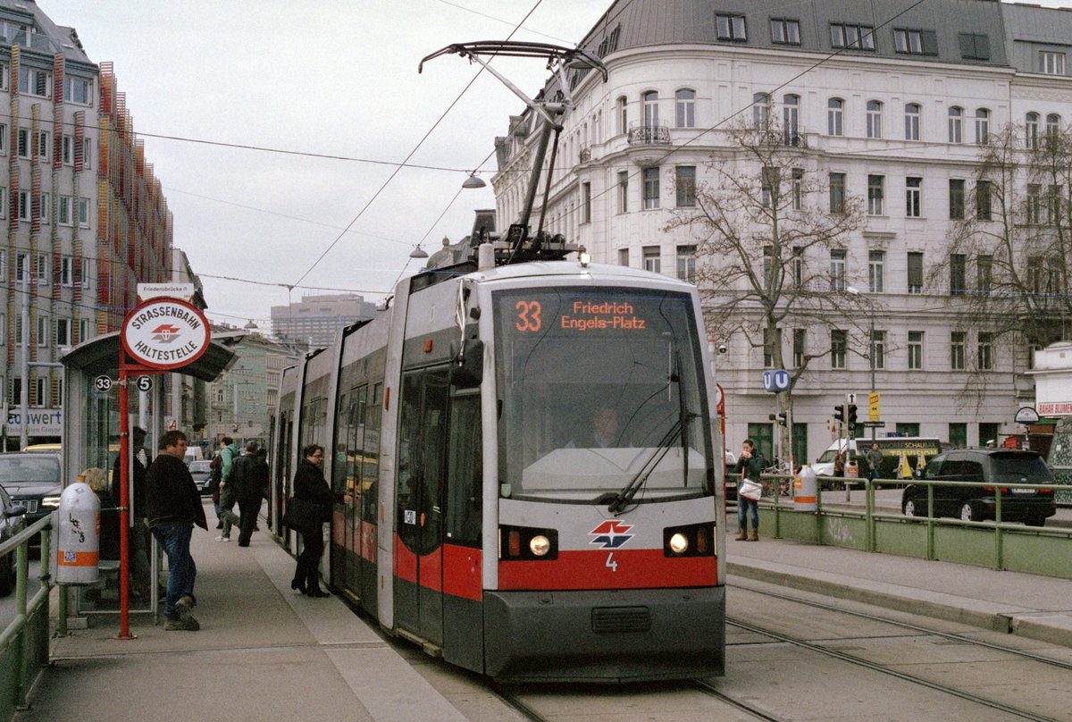 Wien Wiener Linien SL 33 (A 4) IX, Alstergrund / XX, Brigittenau, Friedensbrücke am 23. März 2016. - Scan eines Farbnegativs. Film: Fuji S-400. Kamera: Konica FS-1.