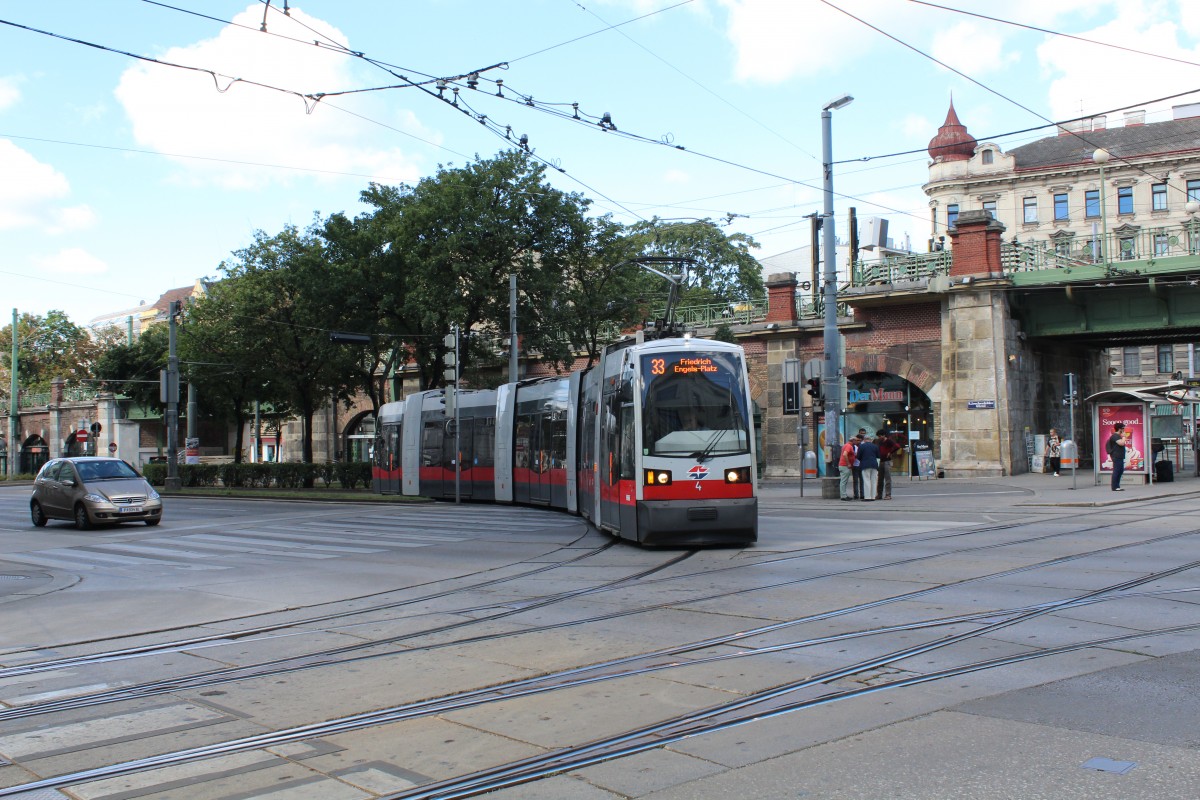 Wien Wiener Linien SL 33 (A 4) Lerchenfelder Gürtel / Josefstädter Strasse am 10. Juli 2014.