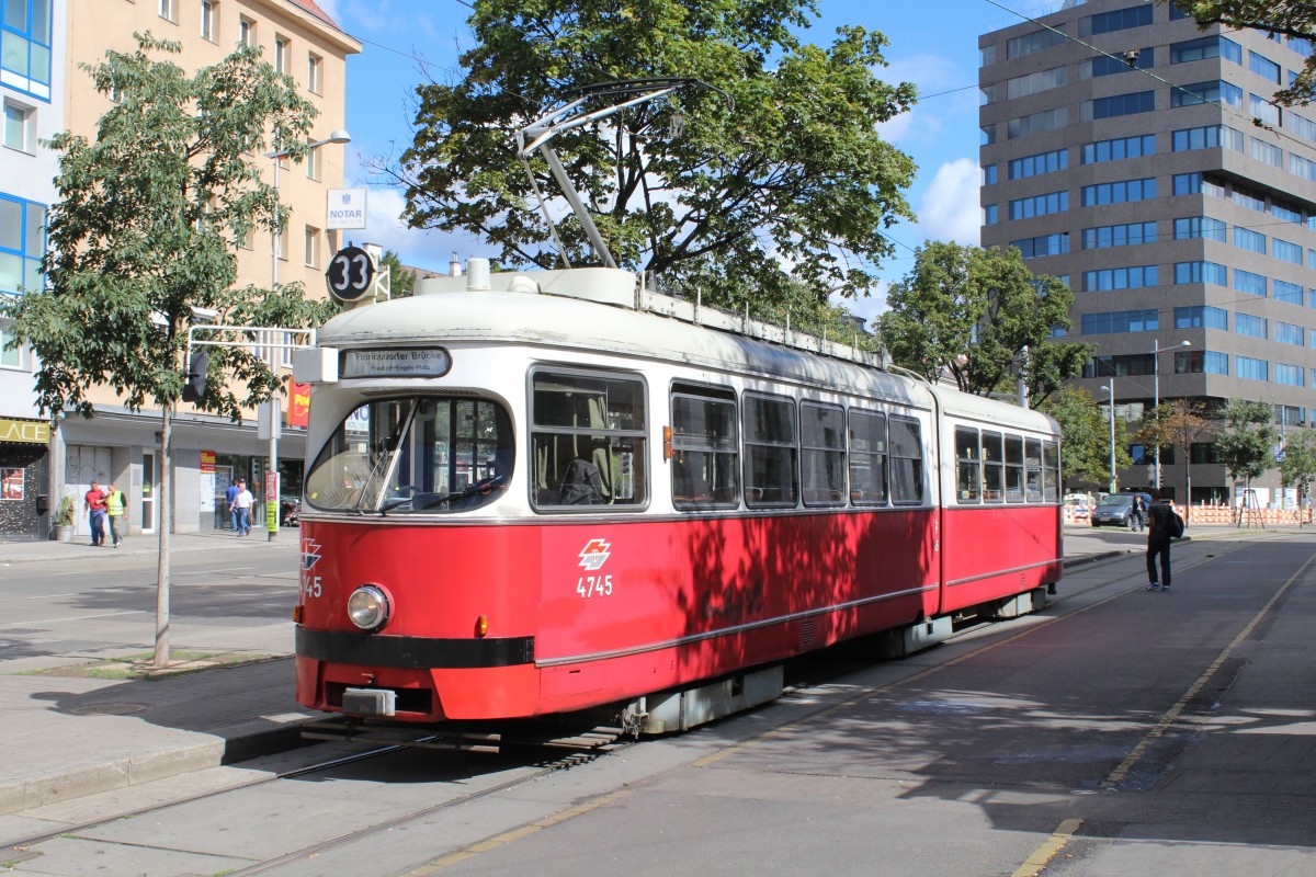 Wien Wiener Linien SL 33 (E1 4745) U-Bahnhof Josefstädter Strasse am 10. Juli 2014.
