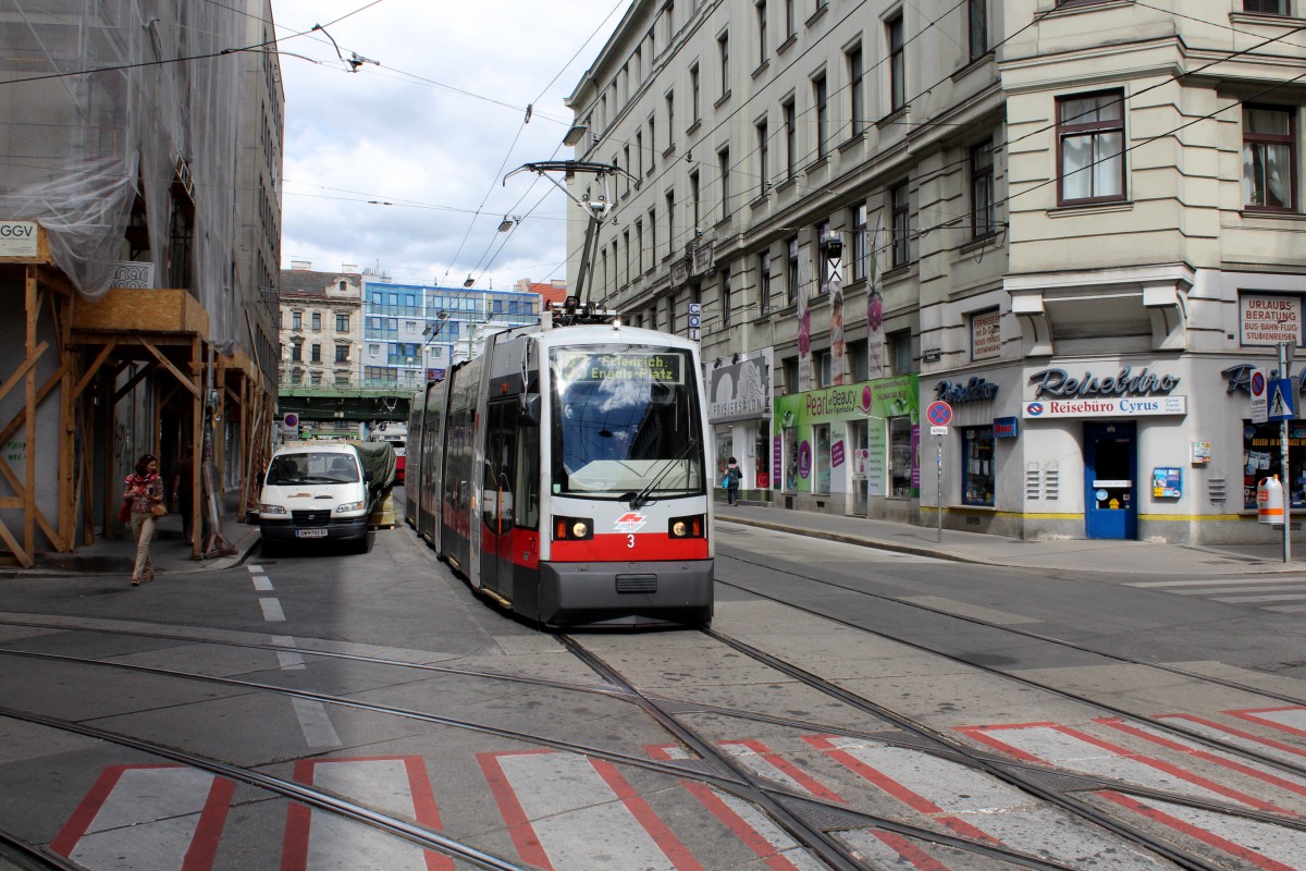 Wien Wiener Linien SL 33 (A 3) Josefstädter Strasse / Blindengasse am 10. Juli 2014.