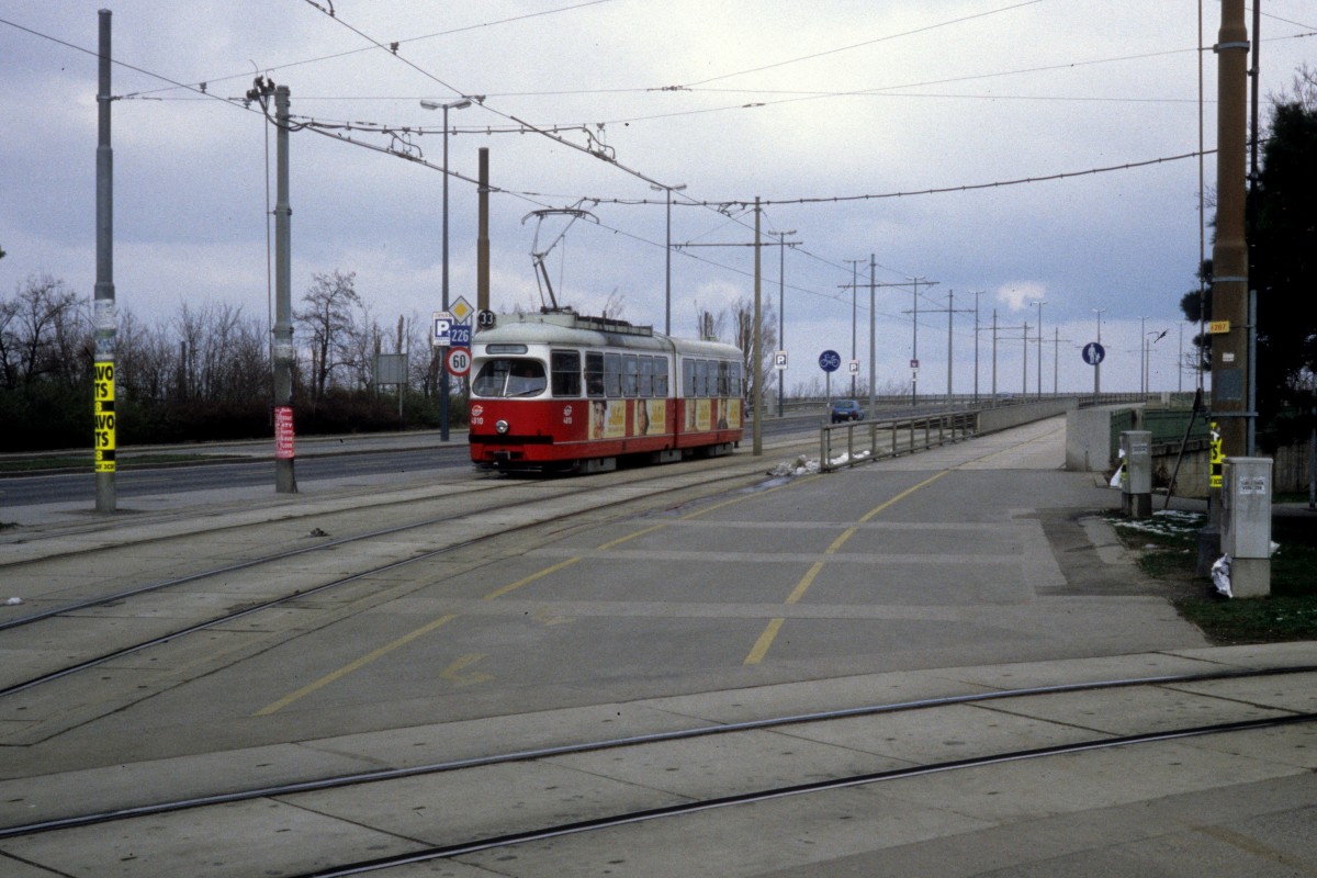 Wien Wiener Linien SL 33 (E1 4810) Floridsdorfer Brücke / Friedrich-Engels-Platz am 18. März 2000.