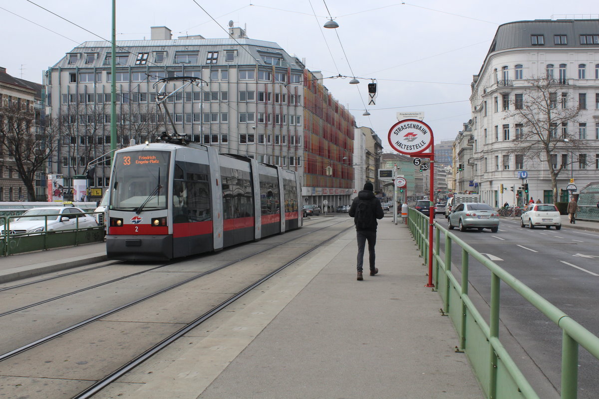 Wien Wiener Linien SL 33 (A 2) Friedensbrücke am 23. März 2016.