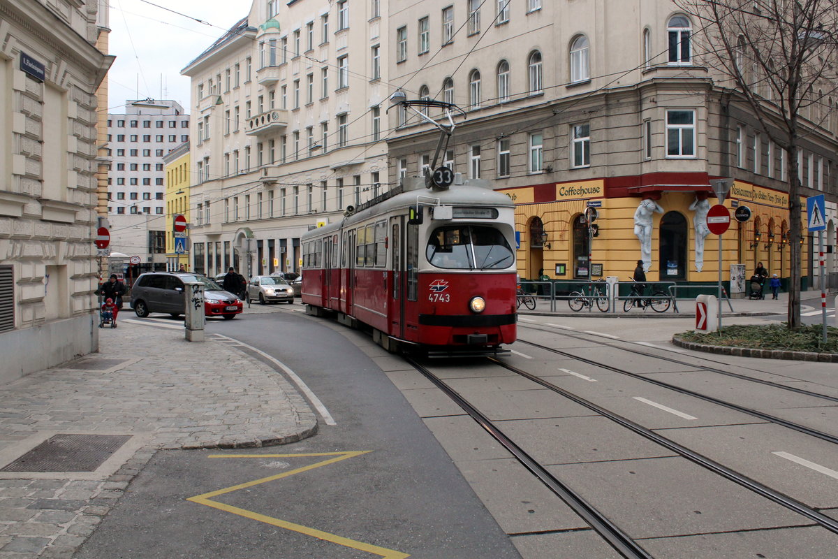 Wien Wiener Linien SL 33 (E1 4743) Josefstadt, Skodagasse / Feldgasse / Florianigasse am 16. Februar 2016. - Benannt wurde die Skodagasse 1881 nach dem Arzt und Universitätsprofessor Josef Skoda, der sich auch für den Ausbau der Kanalisation und der Hochquellenwasserleitung engagierte. - Seit dem 18. Jahrhundert hat die Feldgasse ihre Bezeichnung; früher war die Gegend Agrargebiet. - Im Haus Florianigasse 15 gab es ein Hausschild mit der Inschrift  Zum hl. Florian ; nach dieser Inschrift wurde die Straße benannt. Das Benennungsdatum ist unbekannt, aber man weiß, dass die Straße früher Schottentorgasse, Kaserngasse und Magazingasse geheißen hat. 