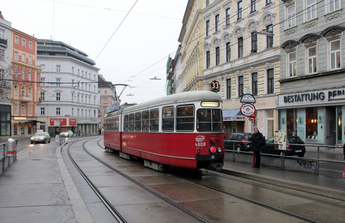 Wien Wiener Linien SL 33 (E1 4808) Alsergrund, Alserbachstraße (Hst. Nußdorfer Straße / Alserbachstraße) am 17. Februar 2016. - 1840 - 1846 wurde der Alser Bach, nach dem die Straße 1862 benannt wurde, eingewölbt. 